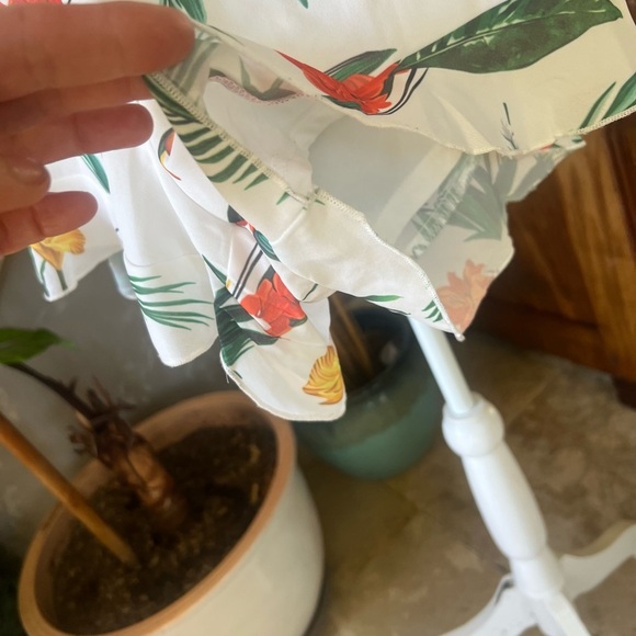 Prettylittlething ladies jumpsuit size 2 V-neck ties and zips in the back - Picture 4 of 10